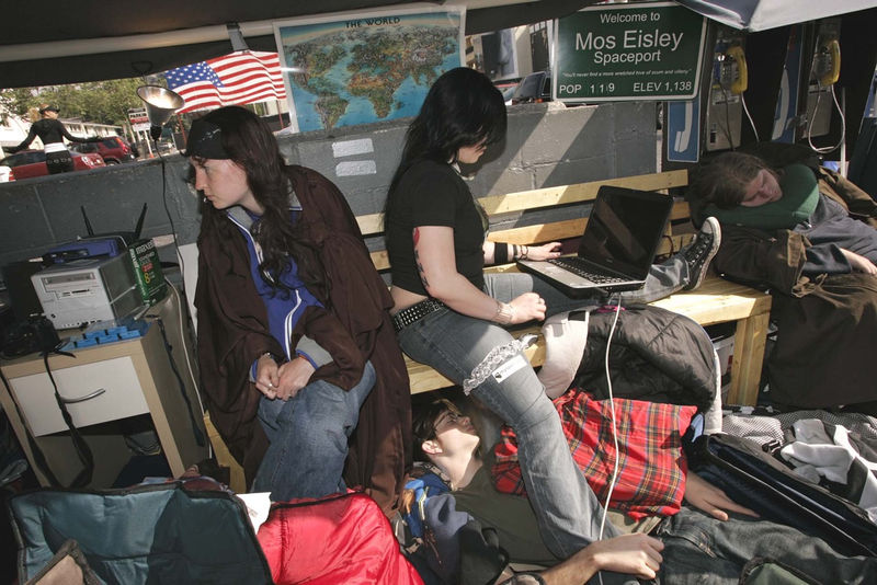 Illustration for article titled A Brief Visual History of People Waiting in Line for Star Wars